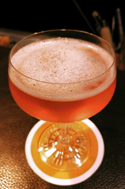 Genussvoller Abend mit einem Cocktail in einer High-Class-Bar