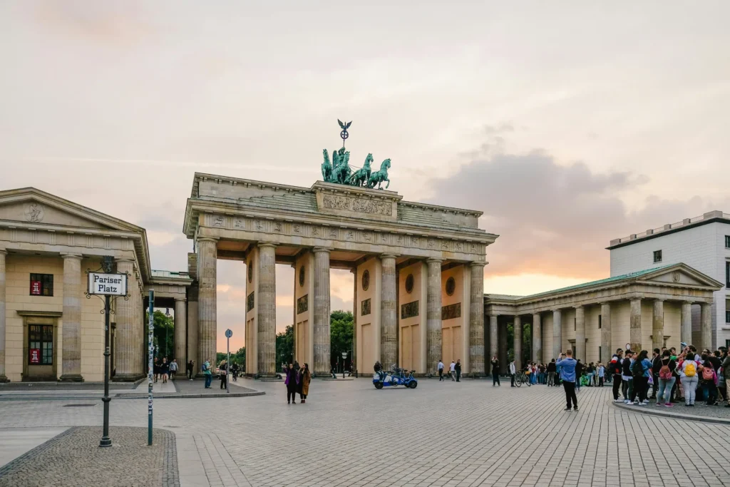 Brandenburger Tor in Berlin in der Abenddämmerung