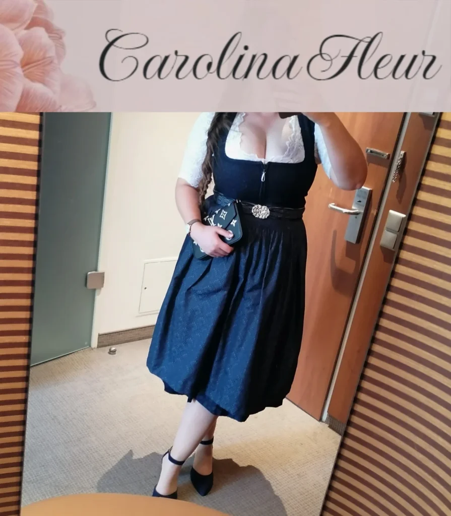 Spiegelselfie von Carolina Fleur im Dirndl – bereit für einen Abend in München