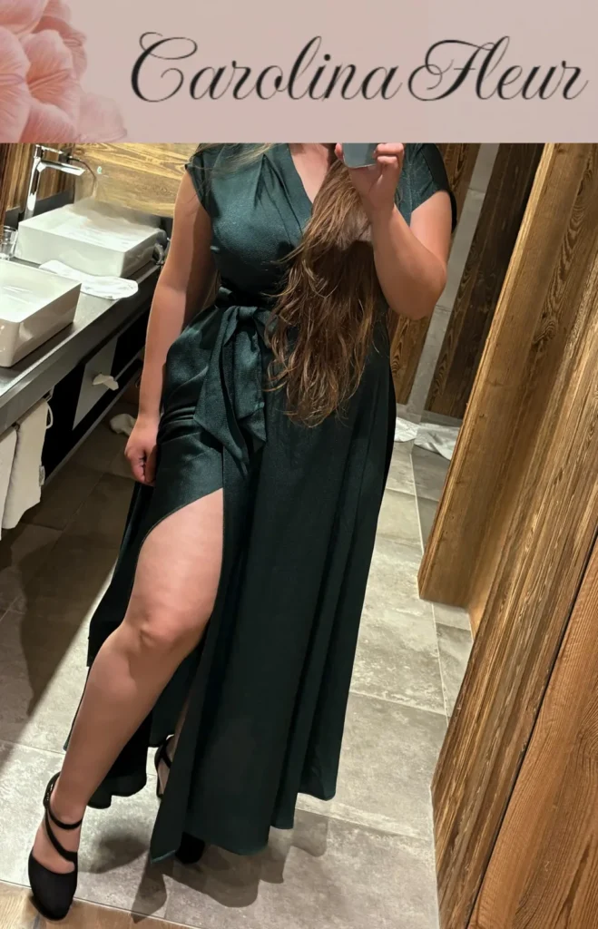 Elegantes grünes Abendkleid: Carolina Fleur vor dem Spiegel eines Hotelbads