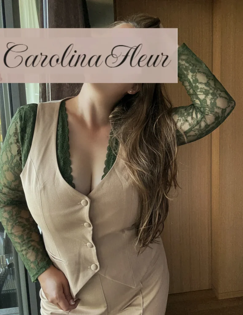 Carolina Fleur im eleganten beigen Zweiteiler, Hand im Haar