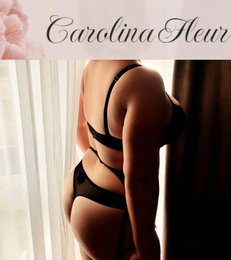Silhouette von Carolina Fleur in schwarzen Dessous vor einem hellen Fenster