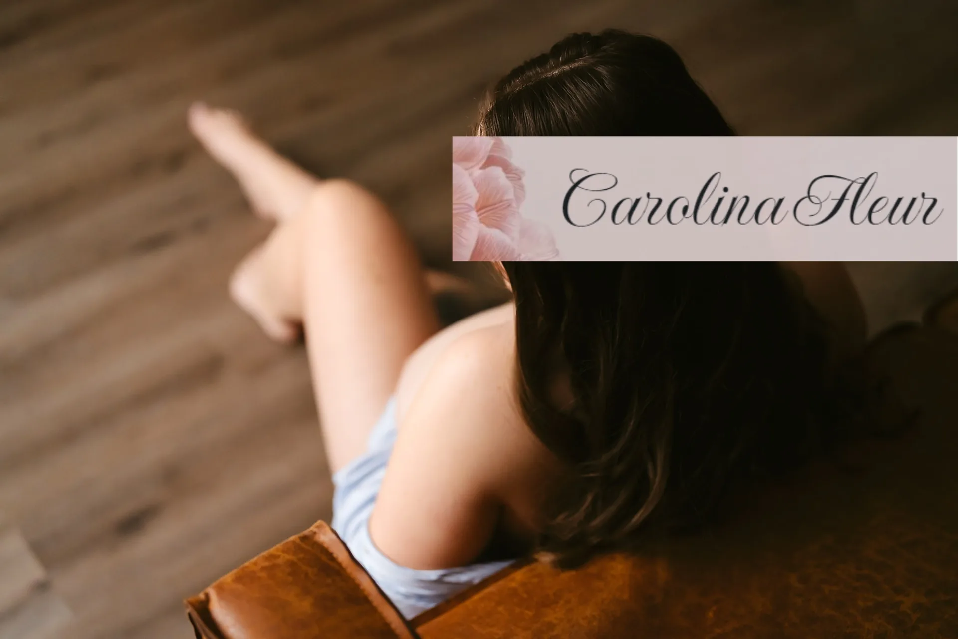 Carolina Fleur auf einem Ledersessel von oben fotografiert, lange dunkle Haare