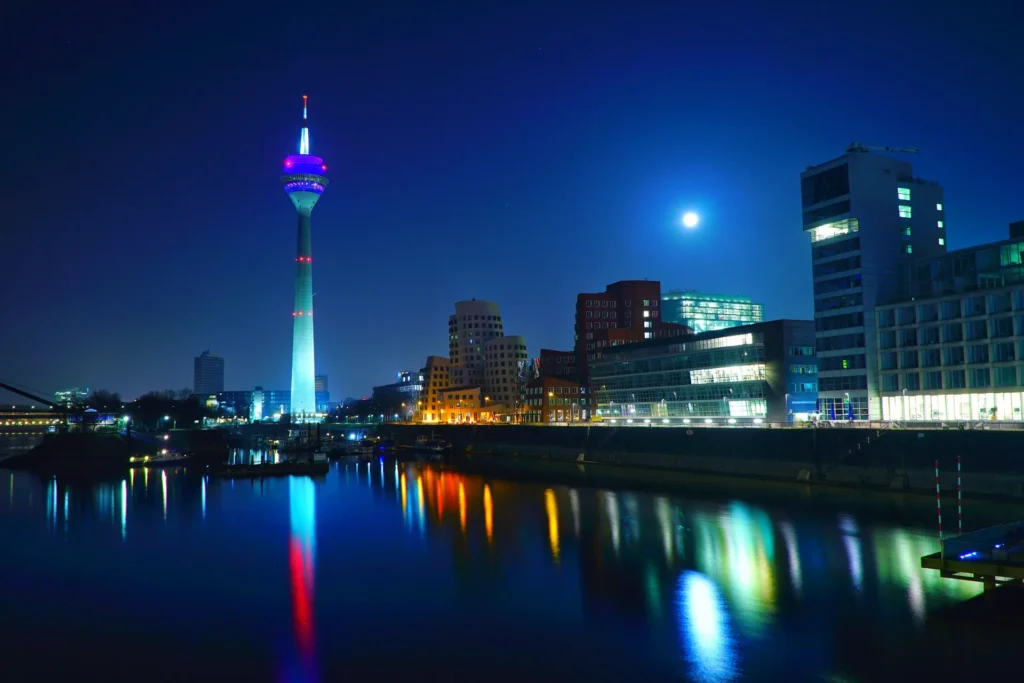 Düsseldorfer Medienhafen mit Rheinturm bei Nacht