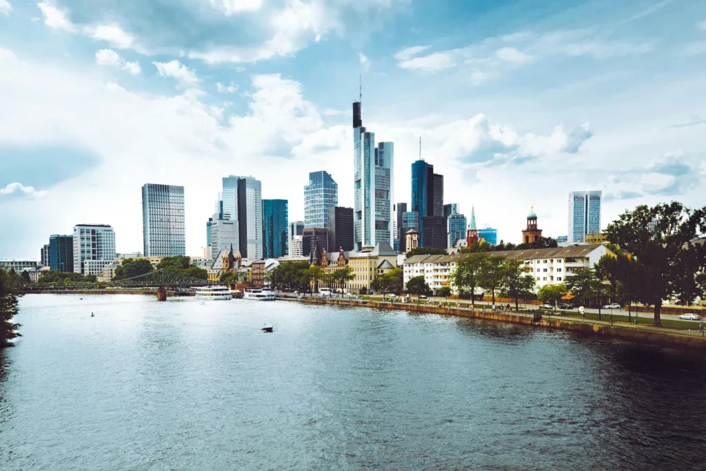 Frankfurter Skyline am Main bei blauem Himmel