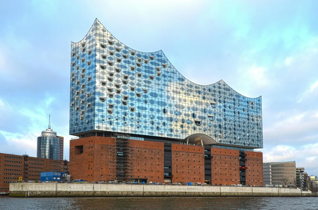 Elbphilharmonie in Hamburg mit gläserner Wellenfassade