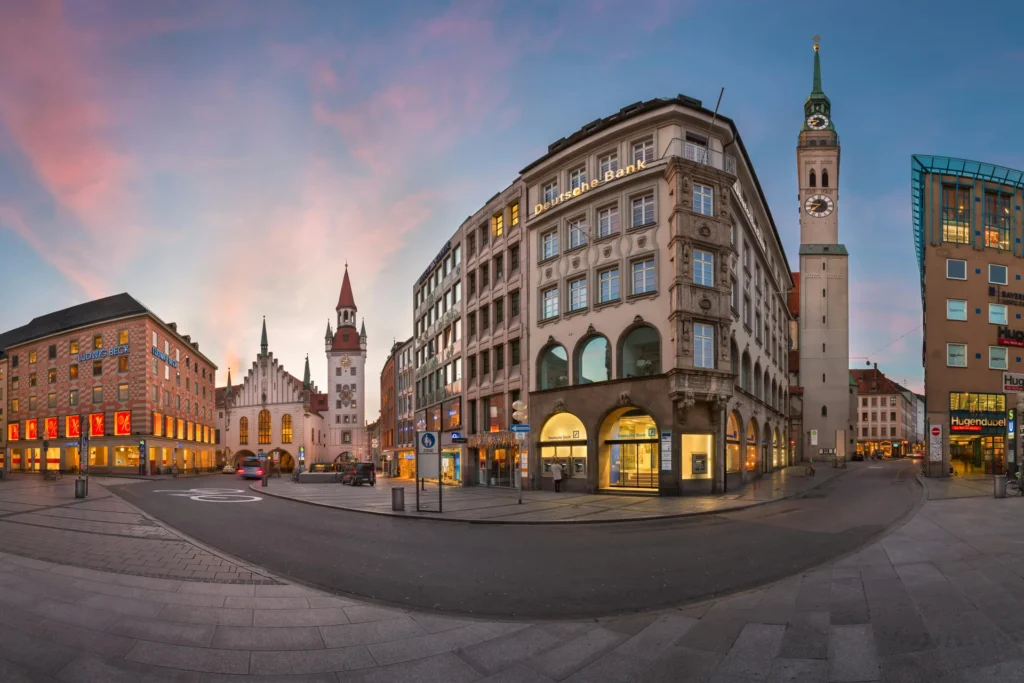 Marienplatz in München mit Altem Rathaus und Altem Peter in der Abenddämmerung