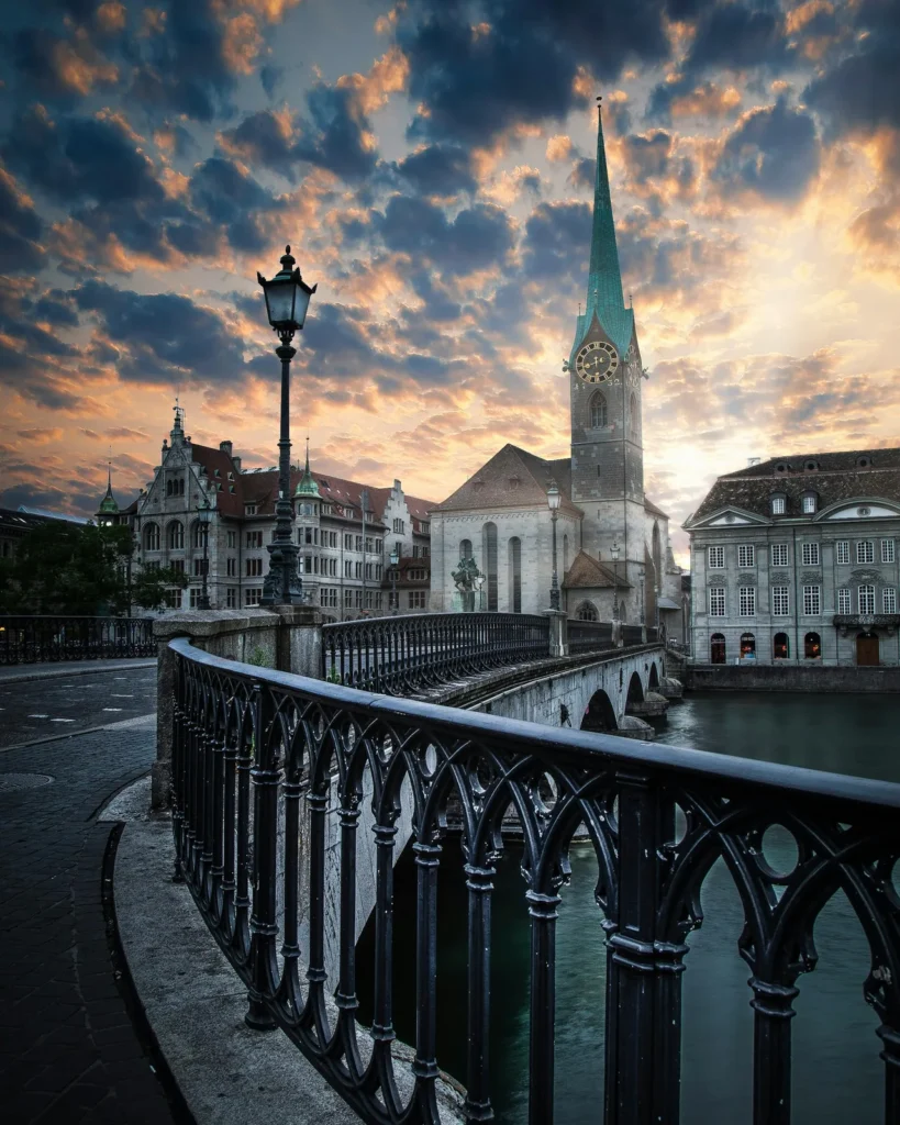 Fraumünster und Münsterbrücke in Zürich unter dramatischem Himmel