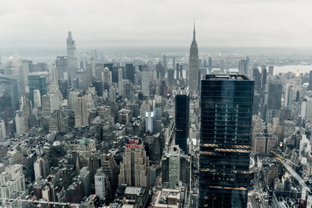 Blick von oben über Manhattan in New York mit dem Empire State Building