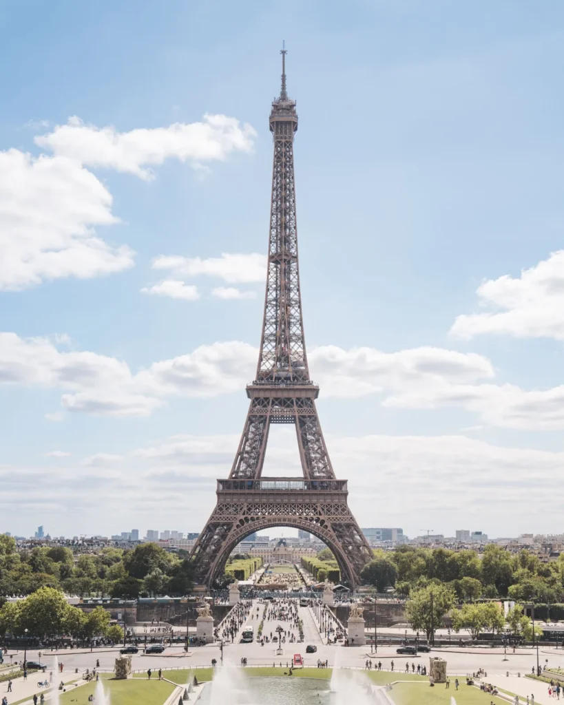 Eiffelturm in Paris vom Trocadéro aus gesehen, mit Springbrunnen und Sommerhimmel