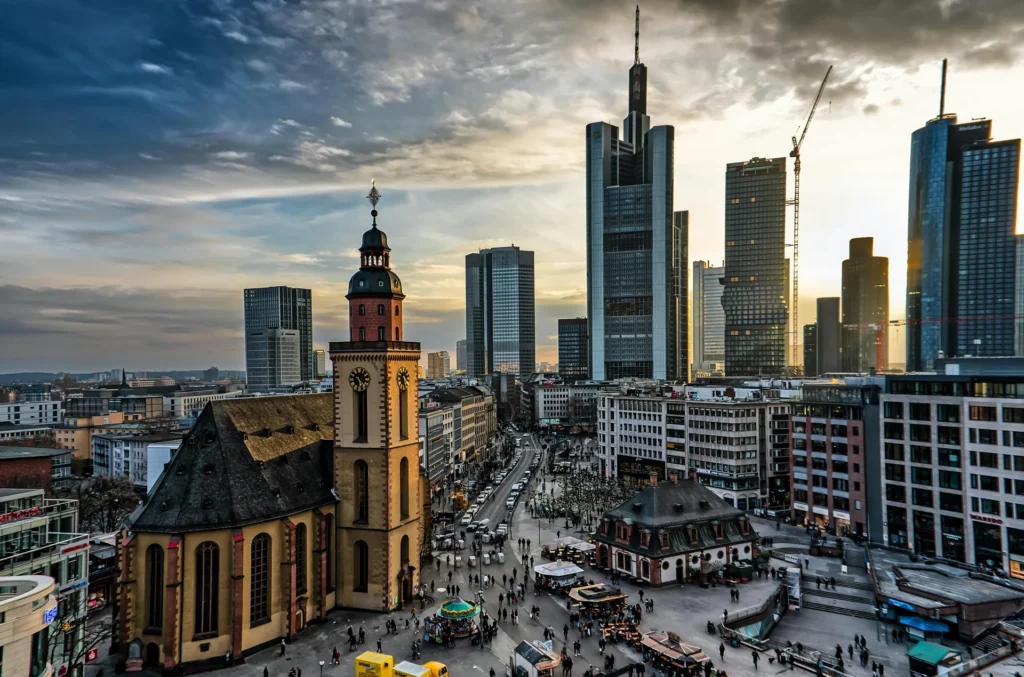 Independent Escort Frankfurt – Skyline mit Paulskirche und Bankentürmen im Abendlicht